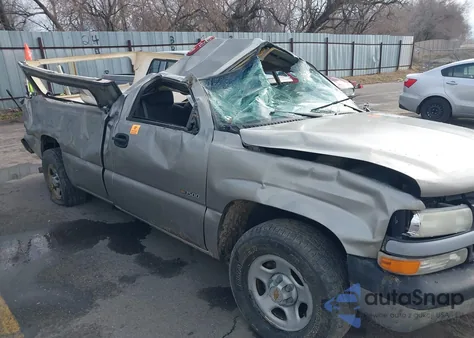 2002 Chevrolet Silverado 1500 z USA, uszkodzony, nr VIN 1GCEC14V12E188820